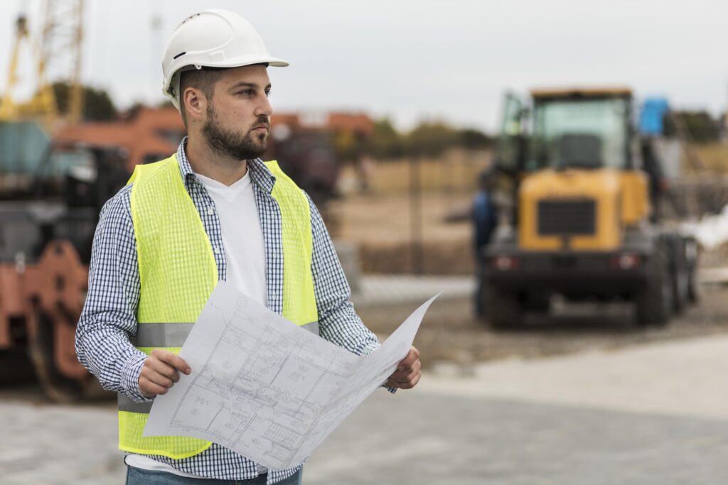 hombre con casco de tiro medio